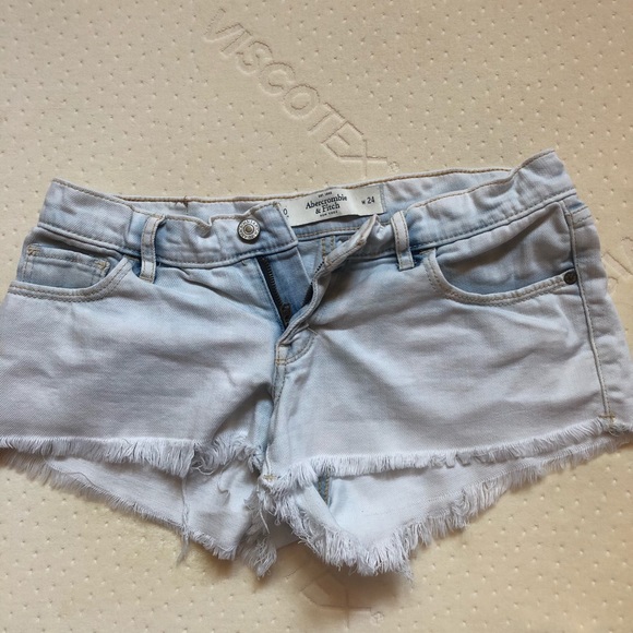 Size 24- light wash jean shorts - Picture 2 of 2